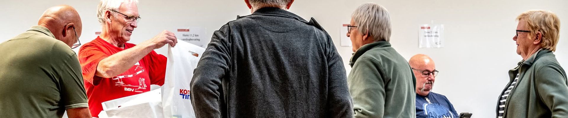 Udlevering af startnumre ved Grænseløbets informationsbord